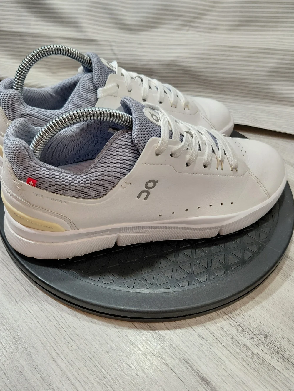 On Rrunning Womens Roger Advantage White Leather & Soft Lilac Everyday Shoe SZ 8 - Picture 2 of 12